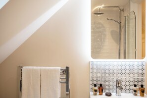 Combined shower/tub, bathrobes, towels - The Stables Banham Cottages (Bourton-on-the-Water)