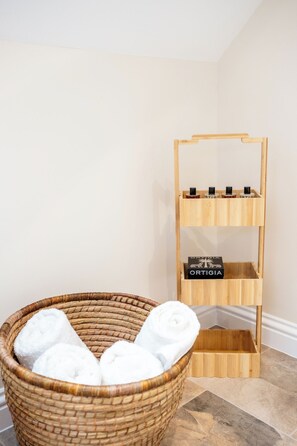 Combined shower/bathtub, bathrobes, towels - The Stables Banham Cottages (Bourton-on-the-Water)
