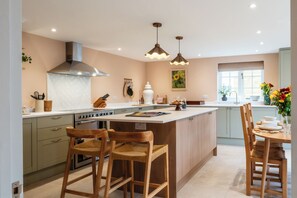 Electric kettle, toaster, cleaning supplies, freezer - The Stables Banham Cottages (Bourton-on-the-Water)