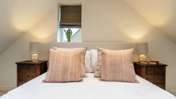 Individually furnished, iron/ironing board, free WiFi, bed sheets