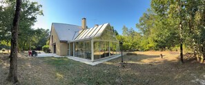 A modern house with a glass conservatory, surrounded by trees. - Private estate for 35 people • Lake Rillé (37) • Nature, Space, Community   (Rillé)