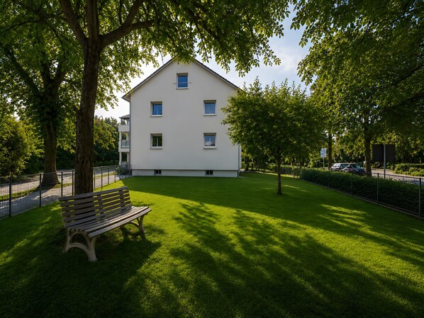 Property grounds - Bailey Apartment – Spacious Holiday Home for Groups & Families in Laupheim (Laupheim)