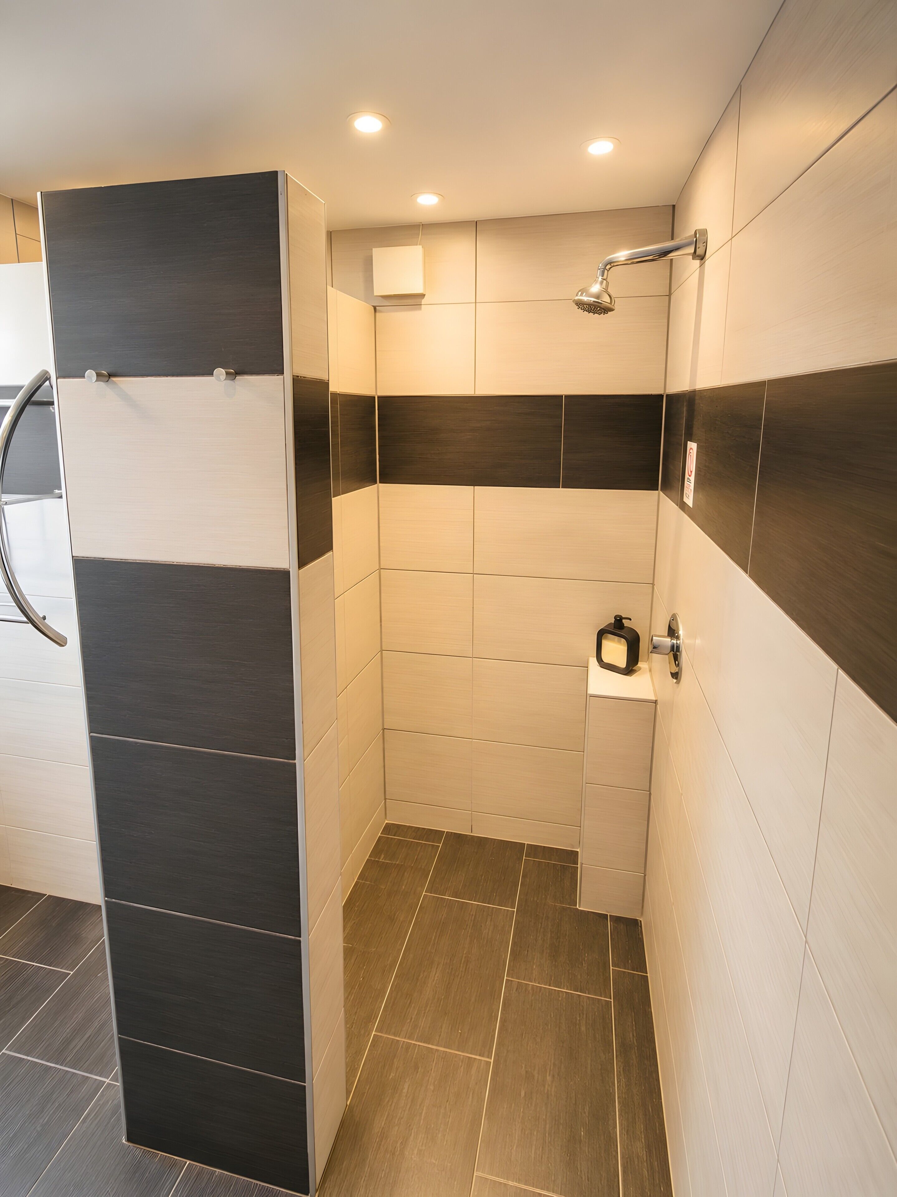 Een douche, een haardroger, handdoeken