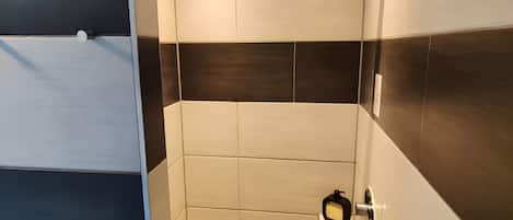 Douche, sĂšche-cheveux, serviettes fournies