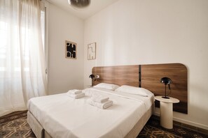 Family Apartment, 2 Bedrooms - Elegant Flats near Guastalla Gardens (Milan)