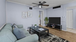 TV, video games, ping pong, stereo - University Condo (Gainesville)