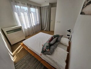 1 bedroom, iron/ironing board, WiFi, bed sheets - Central Juan-les-Pins Colombier 1-Bed Sea View, Parking (Antibes)