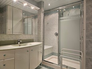 Shower, hair dryer, towels - Central Juan-les-Pins Colombier 1-Bed Sea View, Parking (Antibes)