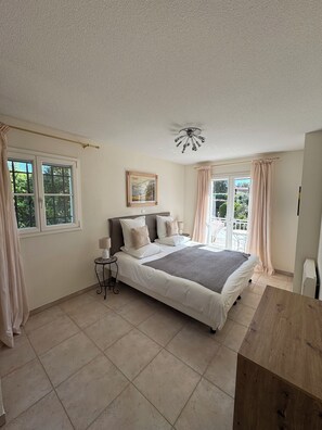 5 bedrooms, iron/ironing board, free WiFi, bed sheets - Beautiful Villa in private estate with 5 bedrooms, swimming pool, panoramic view (Villeneuve-Loubet)