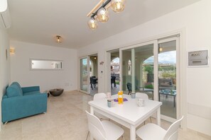 Dining - Siren's Cove Retreat just 500 m from the sea on foot (Budoni)
