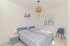 Iron/ironing board, WiFi, bed sheets - Siren's Cove Retreat just 500 m from the sea on foot (Budoni)