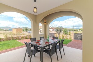 Outdoor dining - Siren's Cove Retreat just 500 m from the sea on foot (Budoni)