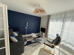 TV - Beautiful, bright, renovated apartment in the center of Concarneau with private parking (Concarneau)