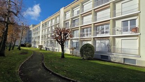 A multi-story residential building with balconies, a pathway, and a well-maintained lawn. - Beautiful, bright, renovated apartment in the center of Concarneau with private parking (Concarneau)