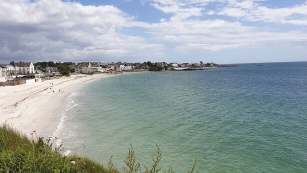 A coastal town with a sandy beach and a clear blue sea. - Beautiful, bright, renovated apartment in the center of Concarneau with private parking (Concarneau)