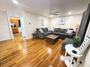 Living area - Hillview - 3-bedroom house in peaceful Dunbar (Dunbar)