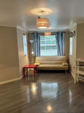 Living area - Modern Cosy York City Apartment with Free Parking (York)