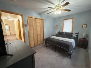 4 Schlafzimmer, Schreibtisch, Bügeleisen/Bügelbrett, Reisekinderbett