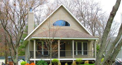 3 BR + Loft in Silver Lake ~ Sleeps 13 ~ AC ~ WIFI ~ Firepit ~ Beds on 3 Levels