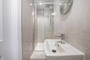 Appartement Ville, 1 trÚs grand lit et 1 canapé-lit | Salle de bain | Douche, articles de toilette (gratuits), séchoir à cheveux