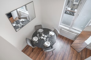 Suite studio, balcon, en mezzanine | Aire de séjour | Téléviseur connecté de 32 cm avec télévision numérique