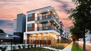 Exterior - Landing Apartments near Dallas Medical District (Dallas)