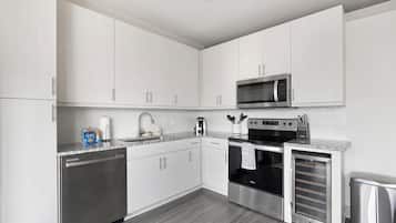 Studio (0 Bedroom) | Private kitchen | Fridge, microwave, oven, stovetop