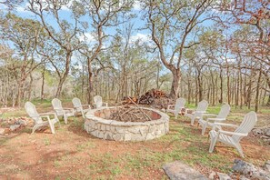 Property grounds - Spacious 5BR Retreat w/ Pool, Spa, Fire Pit & Game-Friendly Spaces (San Marcos)