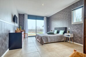 Room - Spacious House with Garden & Terrace – Perfect for Families & Friends (Champcevinel)