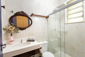 Superior Double Room | Bathroom | Shower, towels, soap, shampoo - Altos de Colombo Guest House Boutique - Soft Opening (Rio de Janeiro)