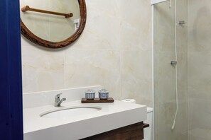 Deluxe-Zimmer | Badezimmer | Dusche, Handtücher, Seife, Shampoo