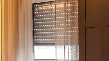 Verdunkelungsvorhänge, schallisolierte Zimmer, Bügeleisen/Bügelbrett