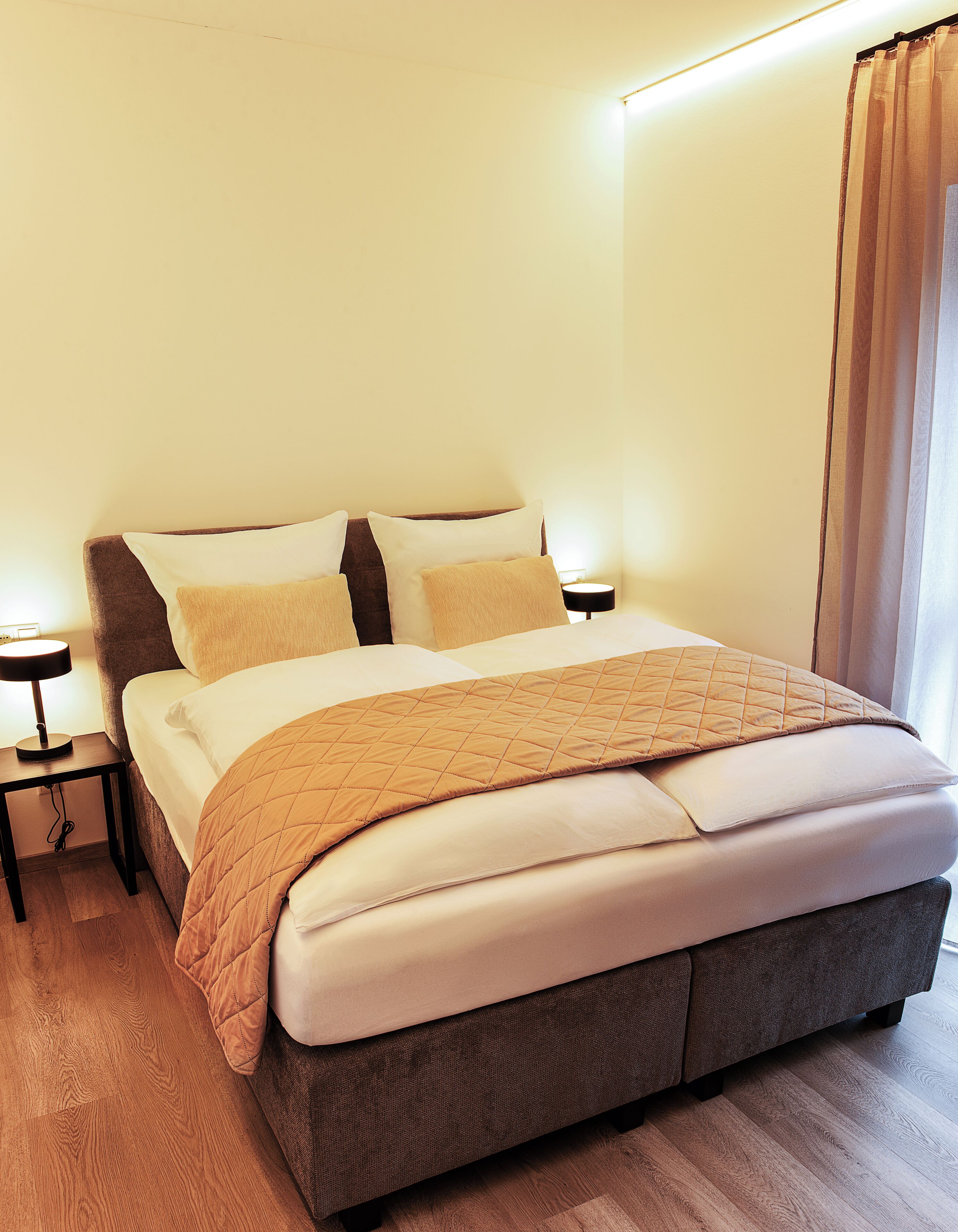 Deluxe Apartment | Blackout curtains, soundproofing, iron/ironing board, free WiFi