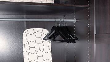 Deluxe Apartment | Blackout curtains, soundproofing, iron/ironing board, free WiFi