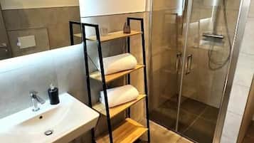 Deluxe Apartment | Bathroom