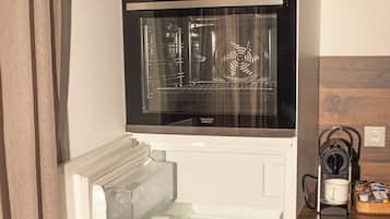 Deluxe Apartment | Private kitchen | High chair