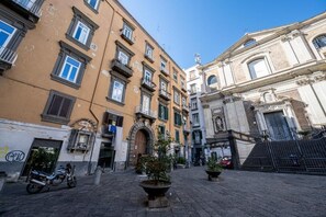 Exterior - Newly renovated apartment for families and groups in the historic center (Napoli)