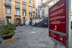 Exterior - Newly renovated apartment for families and groups in the historic center (Napoli)