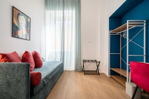 Living area - Newly renovated apartment for families and groups in the historic center (Napoli)