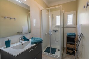 Douche, sèche-cheveux, serviettes fournies