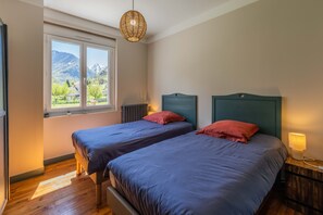 3 habitaciones, tabla de planchar con plancha, wifi y ropa de cama 