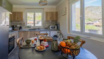 Fridge, microwave, dishwasher, coffee/tea maker