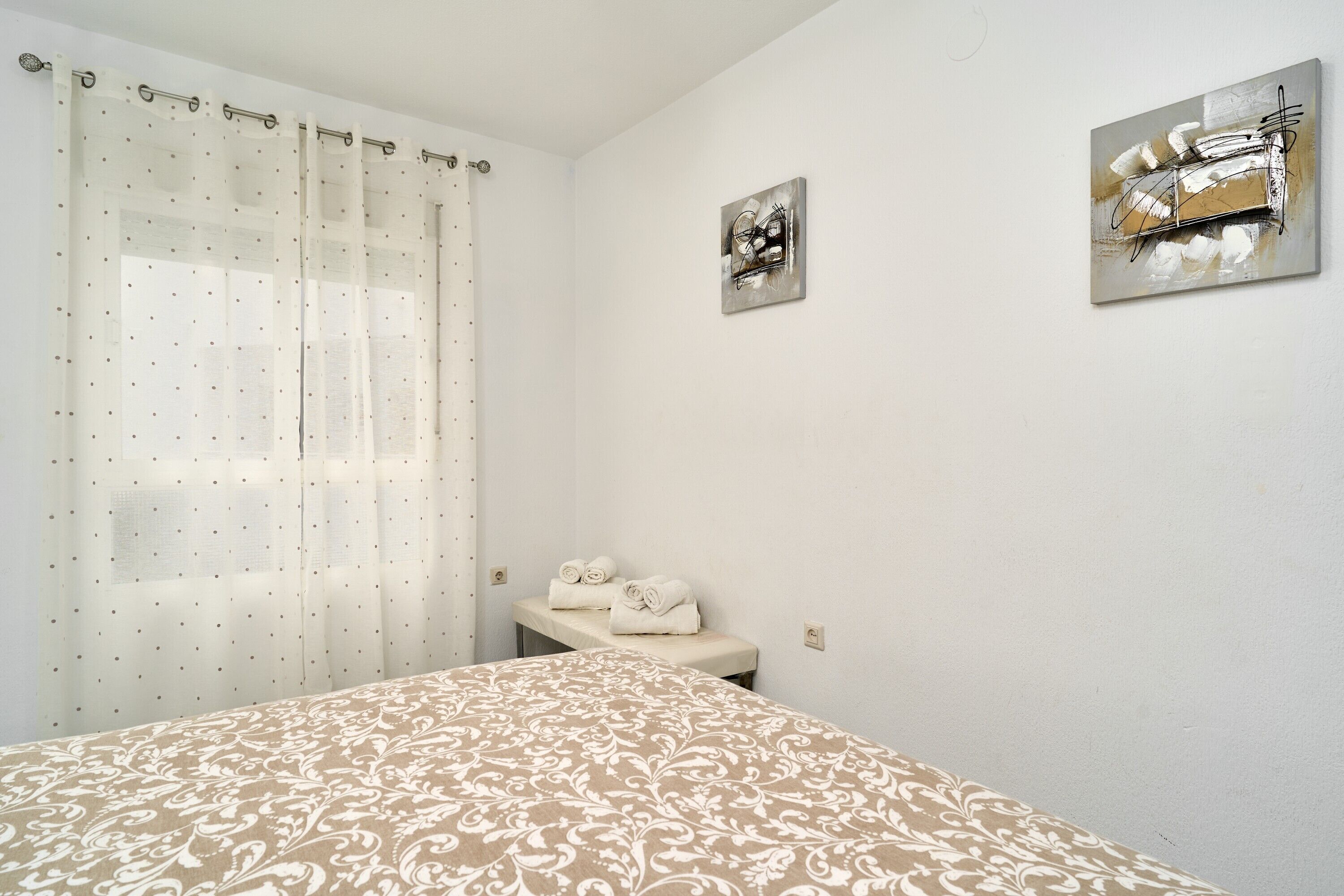 1 dormitorio, tabla de planchar con plancha, wifi y ropa de cama