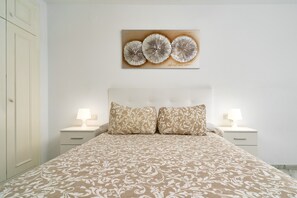 1 bedroom, iron/ironing board, WiFi, bed sheets - Beachfront Apartment with Pool, High-Speed Wi-Fi, and Air Conditioning (Almuñécar)