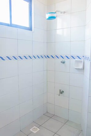 Shower - Mora studio in Nyali Oshwal Academy 4B (Mombasa)