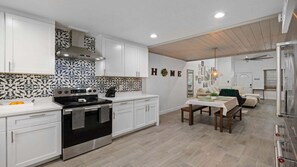 Fridge, microwave, oven, stovetop - Eden's Escape Comfort, Style & Prime Phoenix Location (Phoenix)