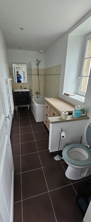 Haartrockner, Handtücher, Toilettenpapier