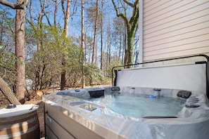 A hot tub with a wooden barrel and a metal railing, surrounded by trees and a house. - NEWLY RENOVATED COZY 2BR 1BA COTTAGE -NEW HOT TUB (Sautee Nacoochee)