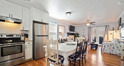 NEWLY RENOVATED COZY 2BR 1BA COTTAGE -NEW HOT TUB