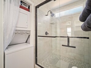 Een douche, handdoeken